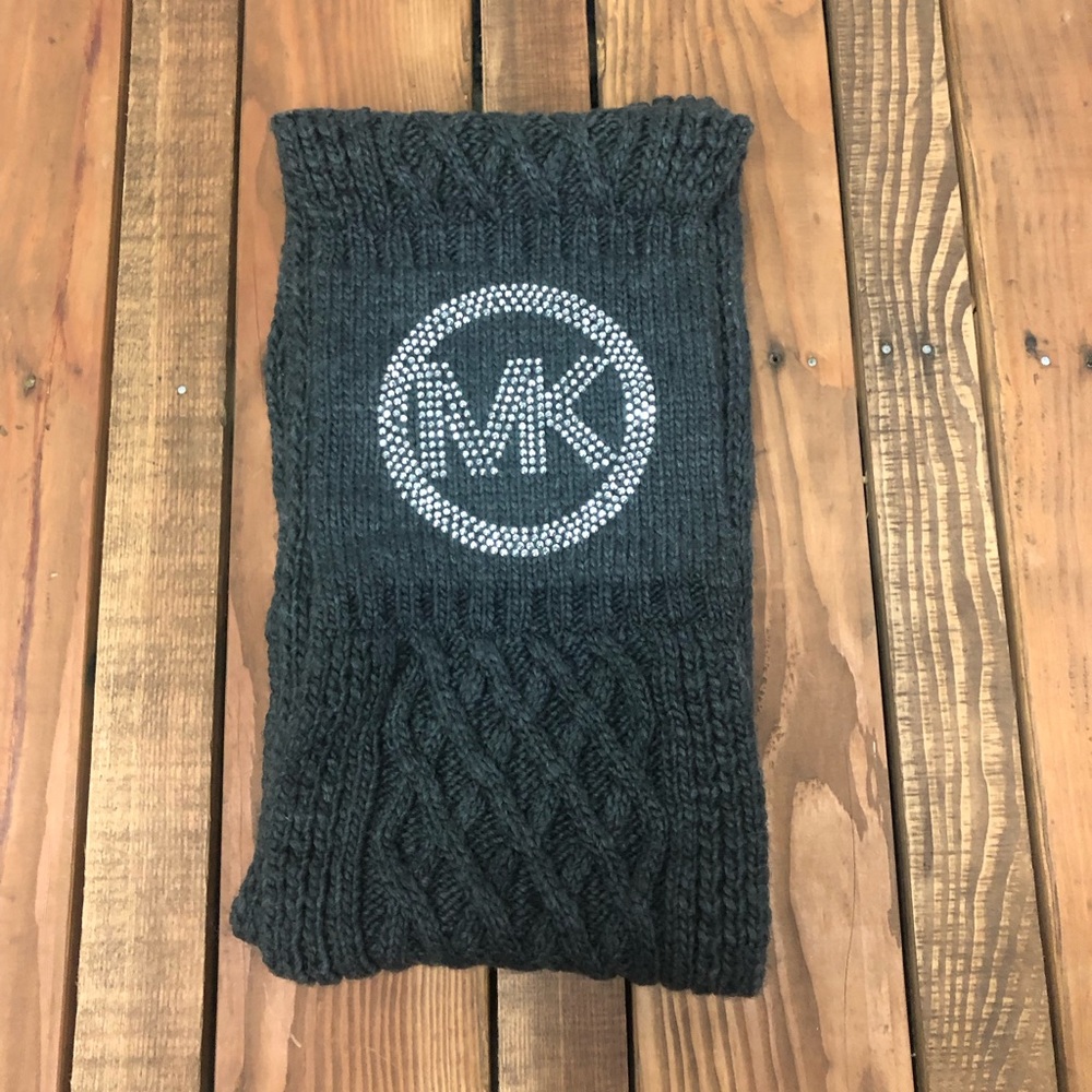 Michael Kors MK gray cable knit infinity scarf - Picture 4 of 9